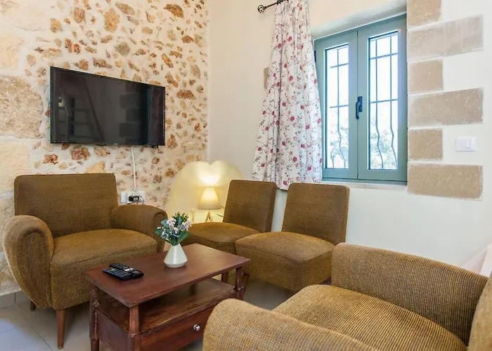 Casa Athelia: Traditional Home, Local Neighborhood
