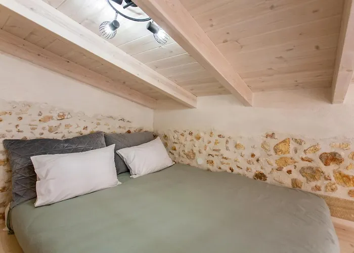 Casa Athelia: Traditional Home, Local Neighborhood